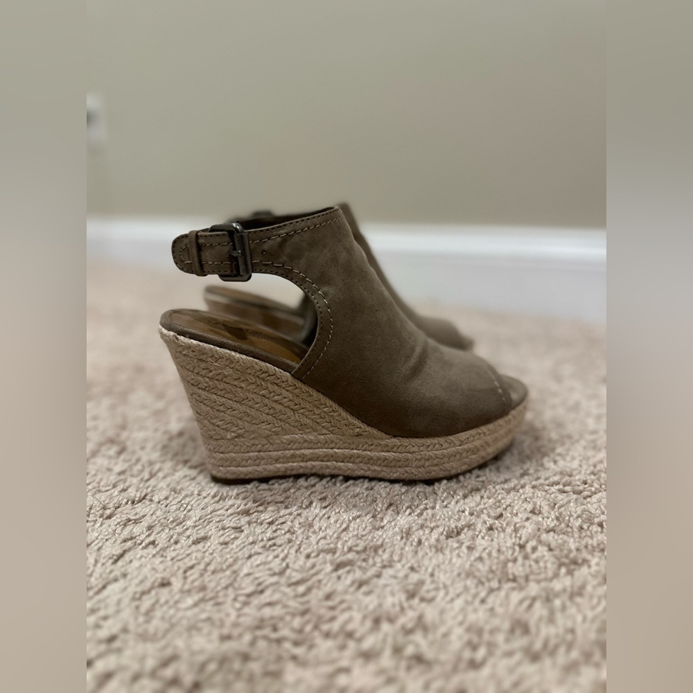 Universal Threads tan suede wedge heel peep tie shoes size 6.5
